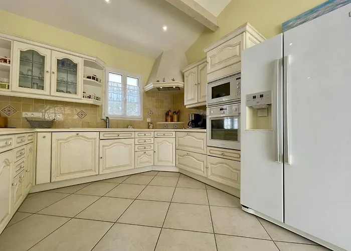 Maison 4 Pieces Pres De La Avec Jardin, - Fr-1-246a-213 *