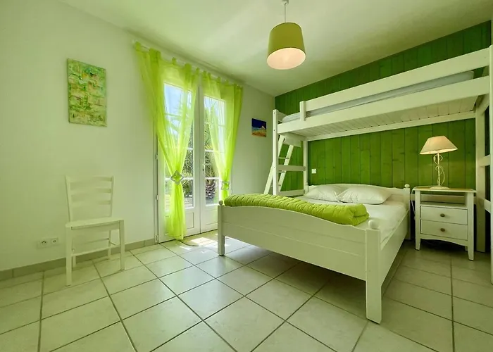 Maison 4 Pieces Pres De La Avec Jardin, - Fr-1-246a-213 *